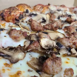 Mushroom sausage pizza