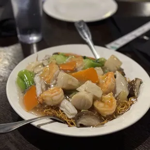 Seafood bird&apos;s nest noodles