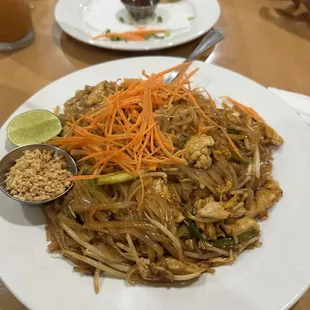 Chicken pad thai 3.5/5