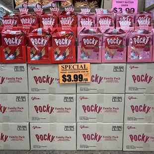 **  Pocky Strawberry/ Chocolate Family Pk