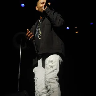 Frankie J performing.