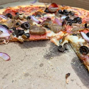 Soprano Pie w/Olives and Red onion (Thin Pie)