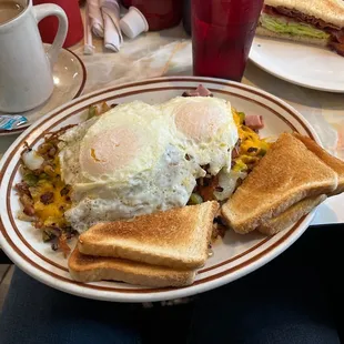 a plate of breakfast food
