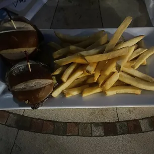 Sliders with fries