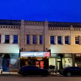 a row of cars parked in front of a building
