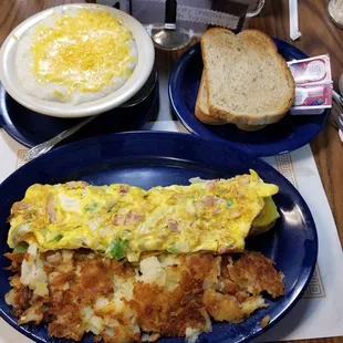 Western omelet with hashbrowns and a side of grits.