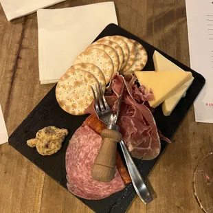 a plate of meat, cheese and crackers