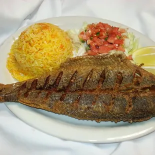 Fish with rice and tomato salad