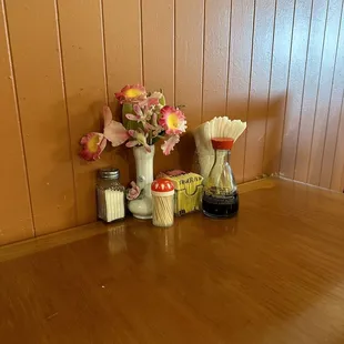 Table decorations and condiments