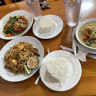 CS1. Special Salmon green curry and pad Thai