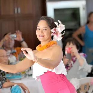 Hula Dancers and Ukelele players provide traditional Hawaii wedding entertainment!