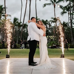 Bride and groom&apos;s first dance at Lanikuhona - Wedding Photography by HNL Studios www.hnlstudios.com