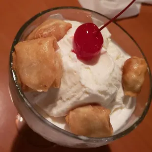 Banana 'coins' with coconut ice cream