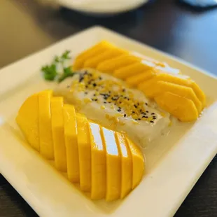 sliced mangoes on a plate