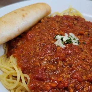 a plate of spaghetti and a roll