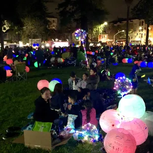 A magical scene in the park amid the beauty of lighted lanterns, and a wonderful concert.