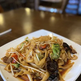 Stir-fry noodles with beef, knife-cut