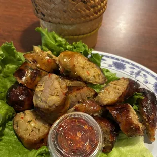 a plate of meat and lettuce