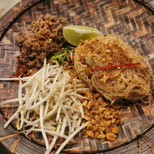 Vermicelli noodles with minced pork and fish balls