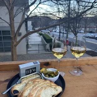 Mackerel tin and white wine