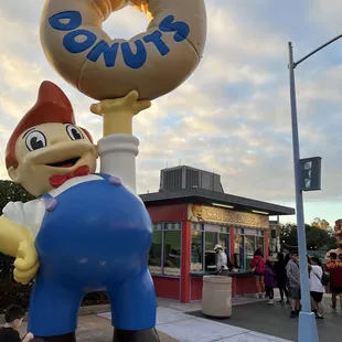Lard lad doughnuts exterior