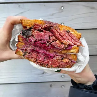 Pastrami sandwich | Instagram: slimthiccarbs