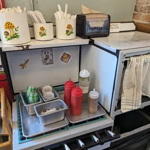 Condiments and Bussing Area