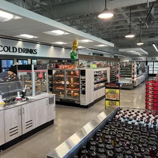 7-Eleven interior by Laredo Taco. They had about 8-different flavors of icee.