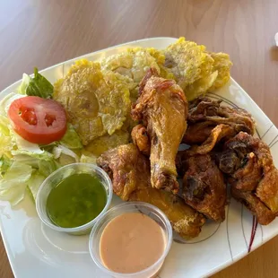 Chicharrones de pollo con tostones.