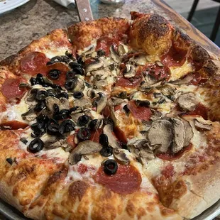 Medium pizza w/ Pepperoni, Extra Mushrooms &amp; Olives on 1/2