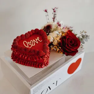 Mini cake box with flower arrangmnet