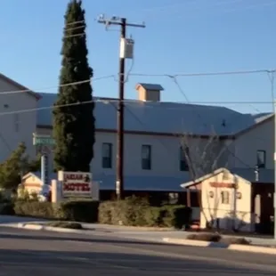 Street view of the Larian Motel sign