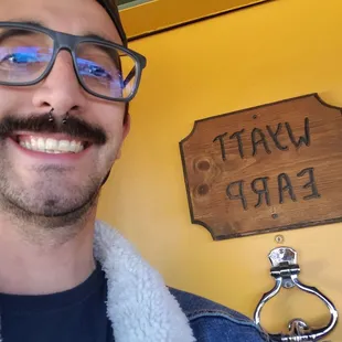 Larian Motel, Wyatt Earp room