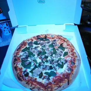Spinach mushroom pizza