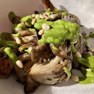 Fungo oyster mushroom, bagnetto verde, pinenut