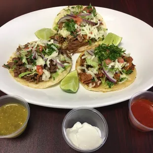 hree tacos on a plate