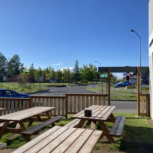 Patio with open gate entry to a busy roundabout with cars. Dangerous for anyone with kids or dogs trying to eat outside.