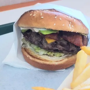 Larry&apos;s double bajón avocado cheeseburger
