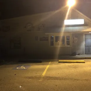 Larry&apos;s Tavern