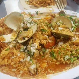 Paella? de paella no tiene nada y no sabe a paella es solo aroz con marisco y nose por tenia pollo!