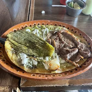 Huarache with bistec.