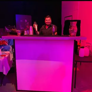 Bartender for all ocasión ready bar included