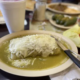 Burrito mojado de carne asada en salsa verde