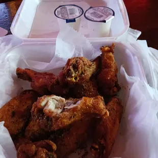 10 piece lemon pepper wings with blue cheese and extra dip