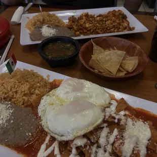 Chilaquiles Rojos o Verdes  Huevos con Chorizo