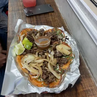 Tacos de carne asada y cebollas asadita.