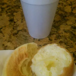 Chocolate, buñuelo y pan de bono.