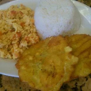 Huevos pericos con arroz y tostones.