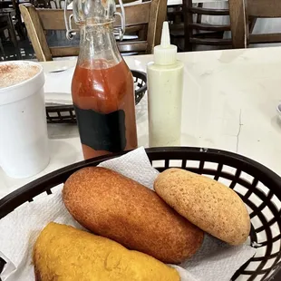 empanada, pan de bono, y buñuelo largo