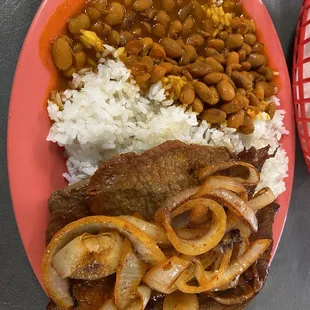 Bistec encebollado
